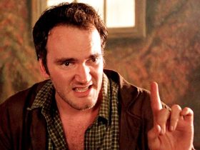 Quentin Tarantino points his finger up in Desperado