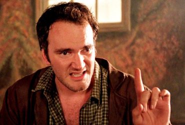 Quentin Tarantino points his finger up in Desperado